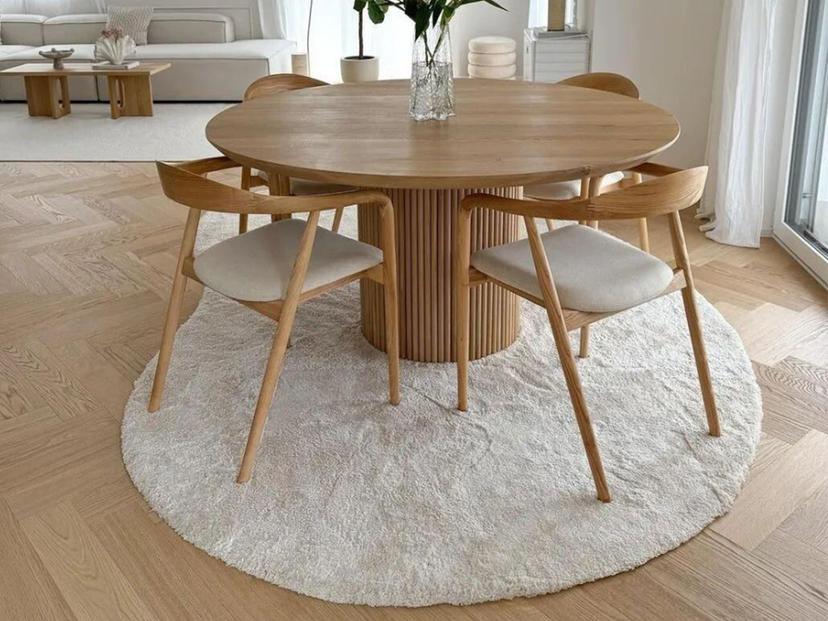Comment positionner un Tapis Rond sous une Table Ronde